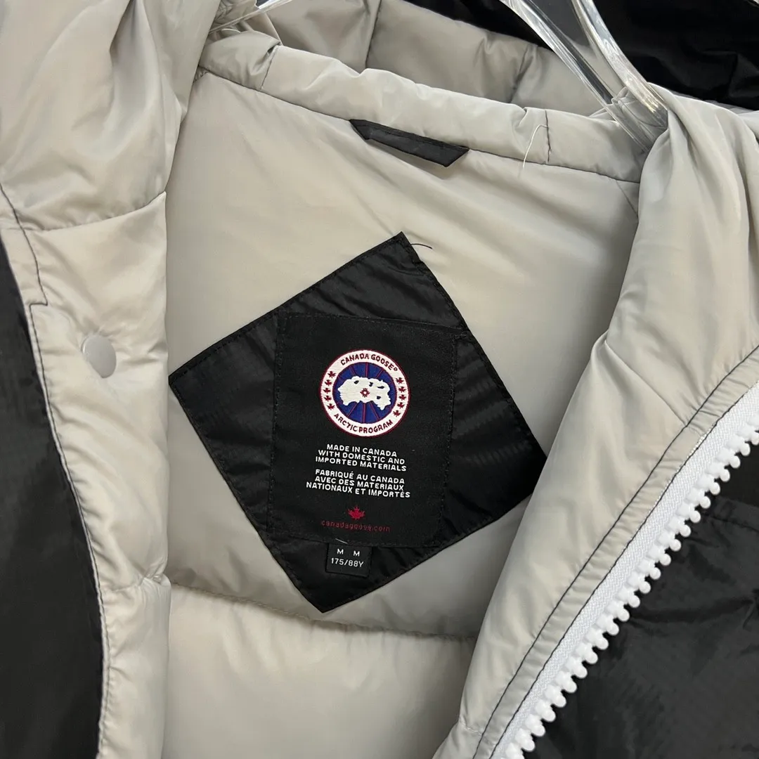 P760, the top version of the Canadian brand Canada Goosex down jacket, has always been recognized as the warmest down jacket. Various Instagram celebrities, Internet celebrities, and celebrities often wear it for street photos. I do Canada Goose every year, but I still can’t get rid of my love for the geese. No matter how cold the weather is, there is no need to be afraid, because there are geese! Filled with 90% white duck down, Canada Goose is the legendary warmest down jacket and is known as a must-have for Arctic outdoor sports! The most popular down jacket in the world, celebrities are rushing to buy it, it is a must-have! Same style for men and women Size: S～XXL Ready in stock😍